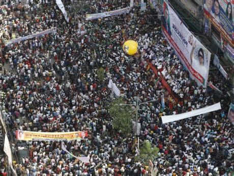 Bangladesh police arrest a key opposition leader as violence leaves 3 dead and many injured